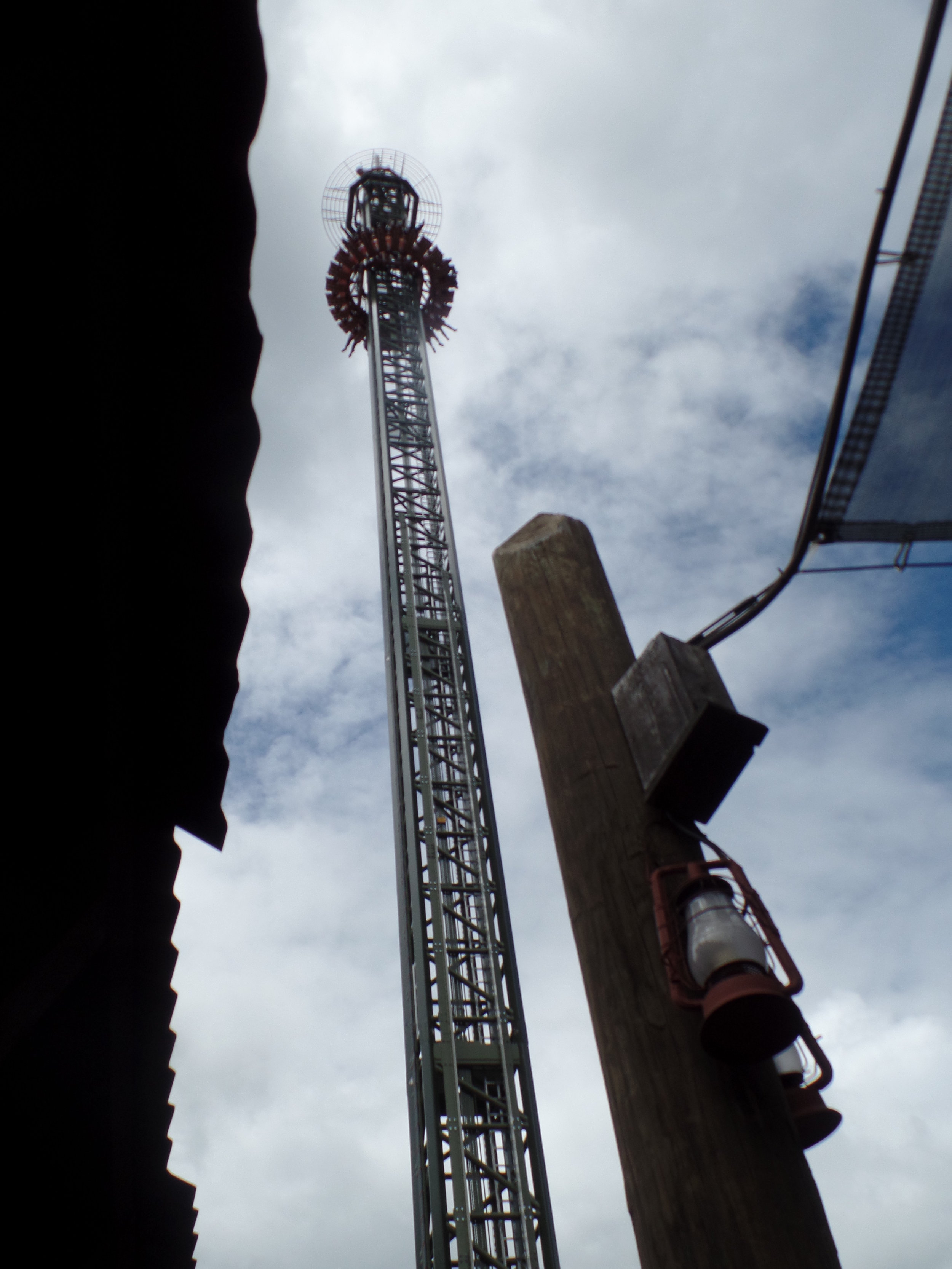  Dropline is an exciting 20-story tower ride that provides amazing 360 degree views of the park.&nbsp; 