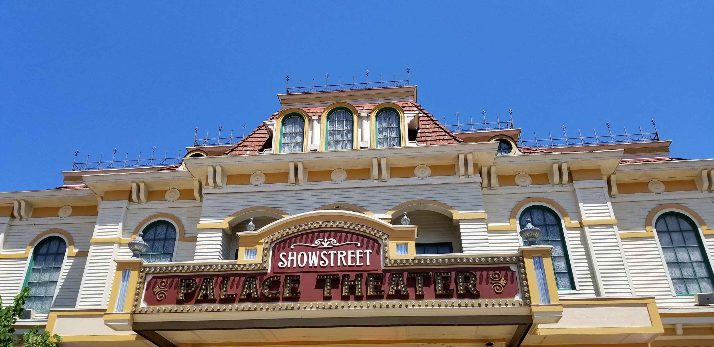  Dollywood’s Showstreet Palace Theater is the home of the Kingdom Heirs, a Southern Gospel group that’s been a part of the park for years.  