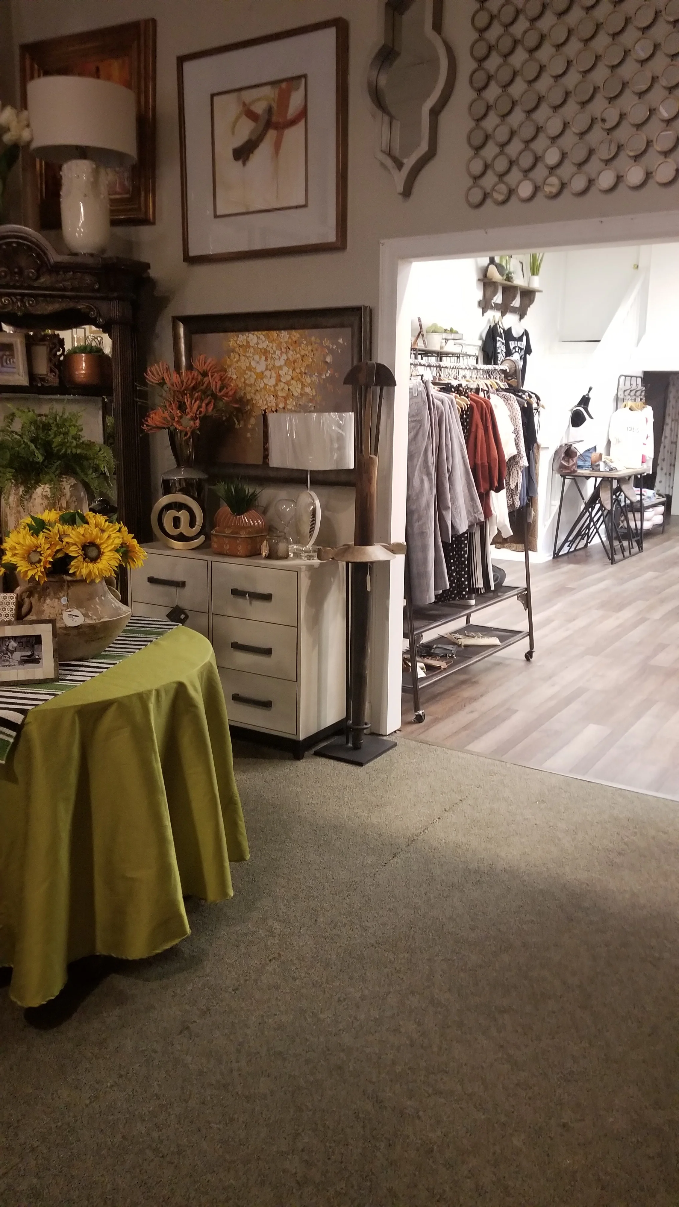 Jongee’s Gifts and Boutique features trendy fashions, decor and much more.