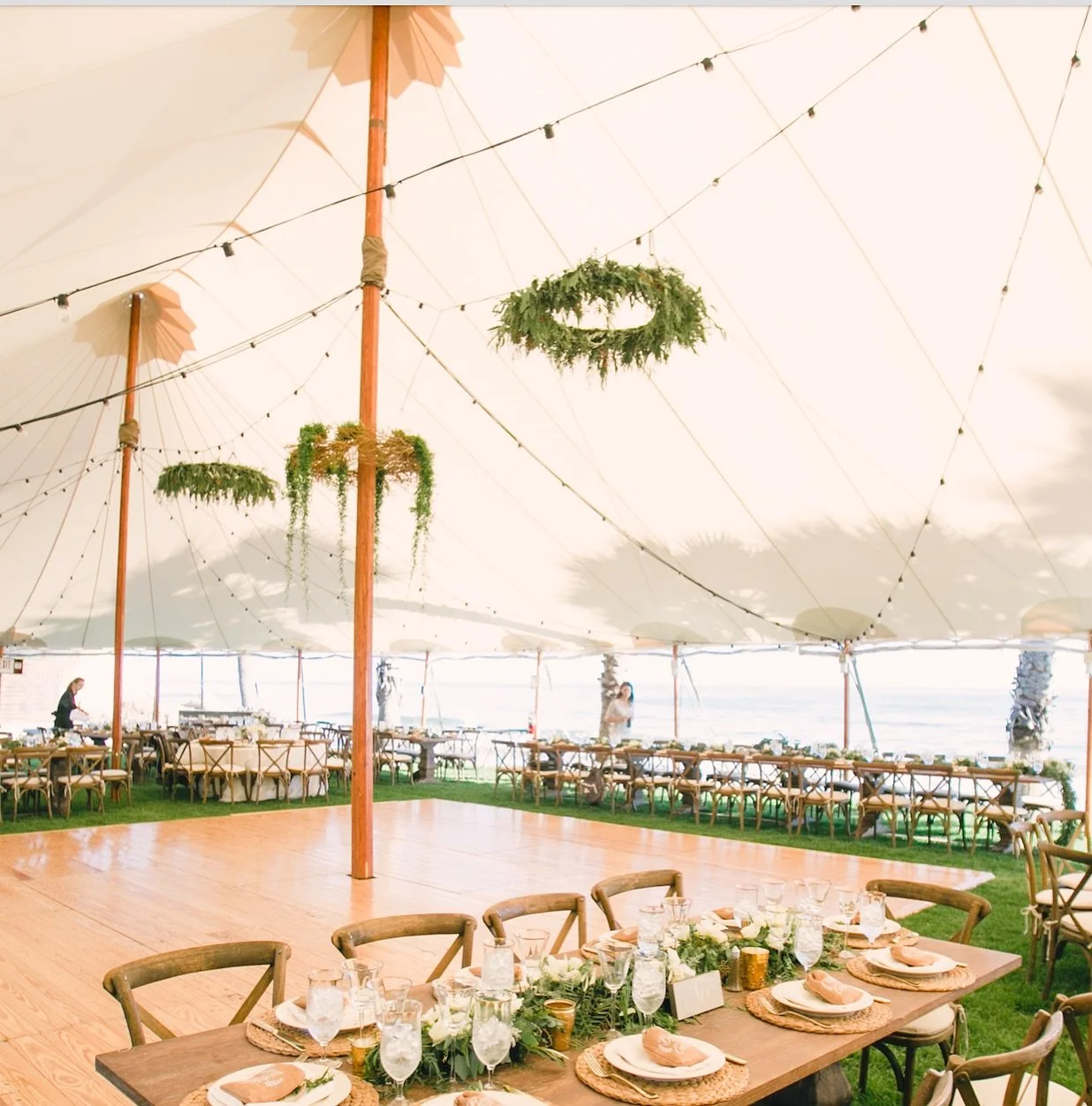 Tented weddings give you the best of both worlds … open air and the structure of an indoor space. 
@michellebeller 
@618studios 
@thetentmerchant
@townandcountry_eventrentals 
@dubgypsy 
@commandperformancecatering 
@simplynaturalevents
@dosp