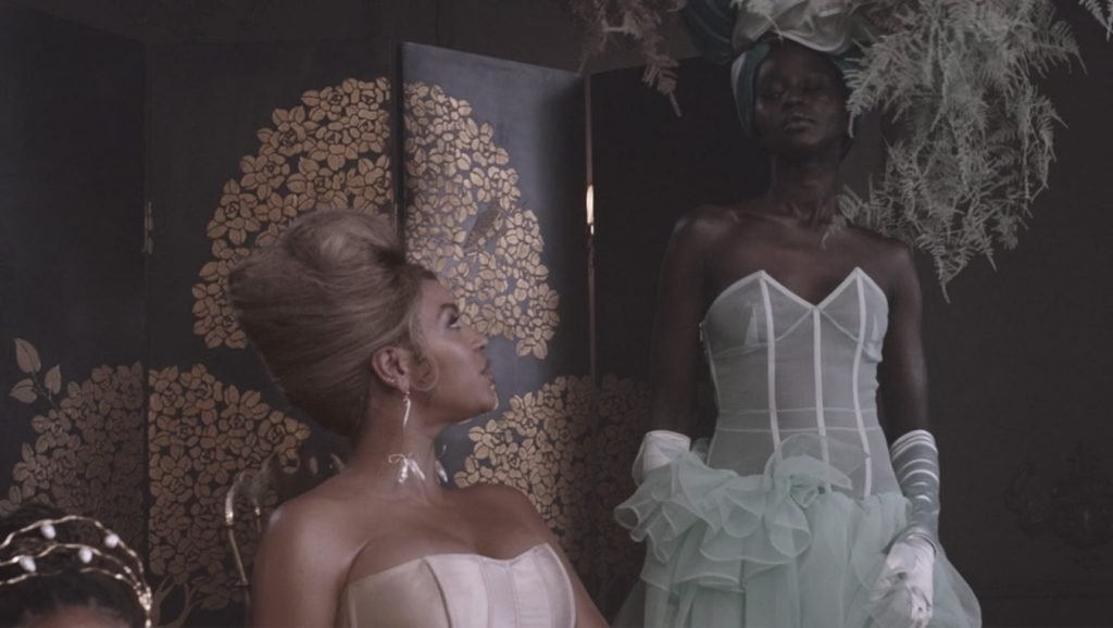 amarilo-beyonce-black-is-king-pearl-earrings_02_2020_08-1024x578.jpg