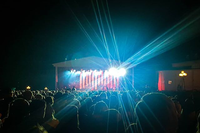 Fr&aring;n g&aring;rdagens konsert i parken med @oskarlinnros och @veronicamaggio