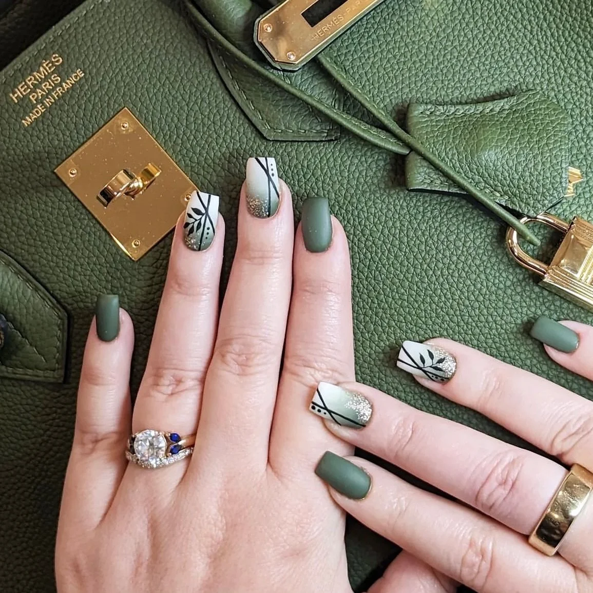 OooooKkkkkkkk hey over there in SUITE4 @badash_nails @astroangelnails we see the nail game and we need the details on how to book 🤩
#nailartaddict #hardgel #aznails #chandlernails #gelnails #nailartist #shortnails #gelcolors #habdpainted #abstract