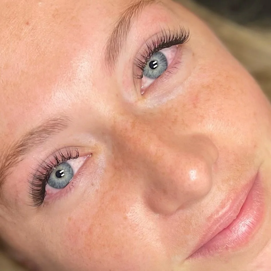 There’s a NEW ARTIST in town 🔥 Checkout Amanda @honeylash.artistry she’s started taking clients this week! Click the link in her bio and come meet your new lash BFF!
#azbrows #chandlerbrows #azbrowlamination #lashes #lashextensions #las