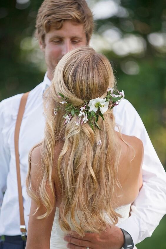 Wedding hairstyles with flowers - pretty floral comb.jpg