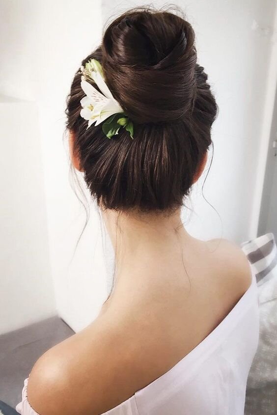 Wedding hairstyles with flowers - single flowers.jpg