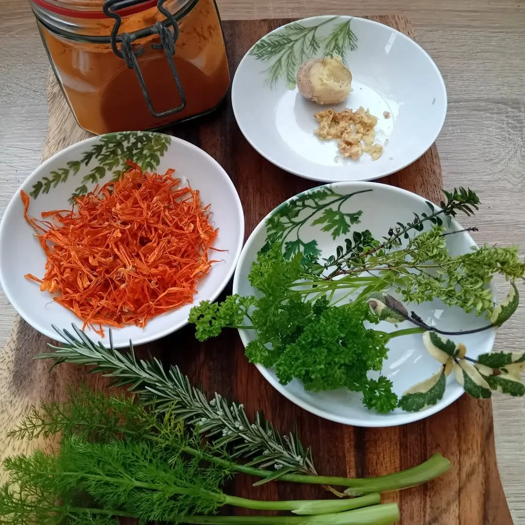 As the season changes to cold and damp weather, it's time to include a little warmth and comfort into the diet of our dogs. 
🧡A little grated ginger is warming, good for digestion and older joints appreciate it to. 
🧡Turmeric with a decent curcumin