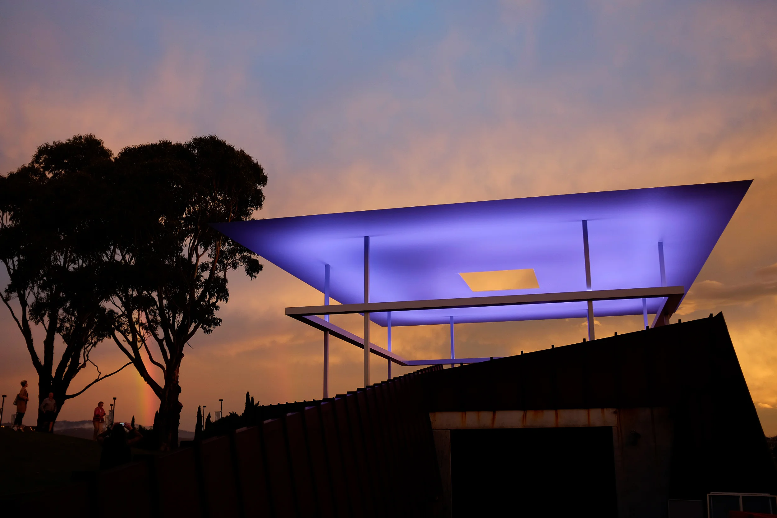 AMARNA 2015 James Turrell (born 1943, Los Angeles, California; lives and works in Flagstaff, Arizona) Skyspace series Steel frame, fibreglass foam sandwich roof construction, fibreglass reinforced concrete seating imensions: 7 (H) 28.3 x (W) x 21.15m (D) © James Turrell