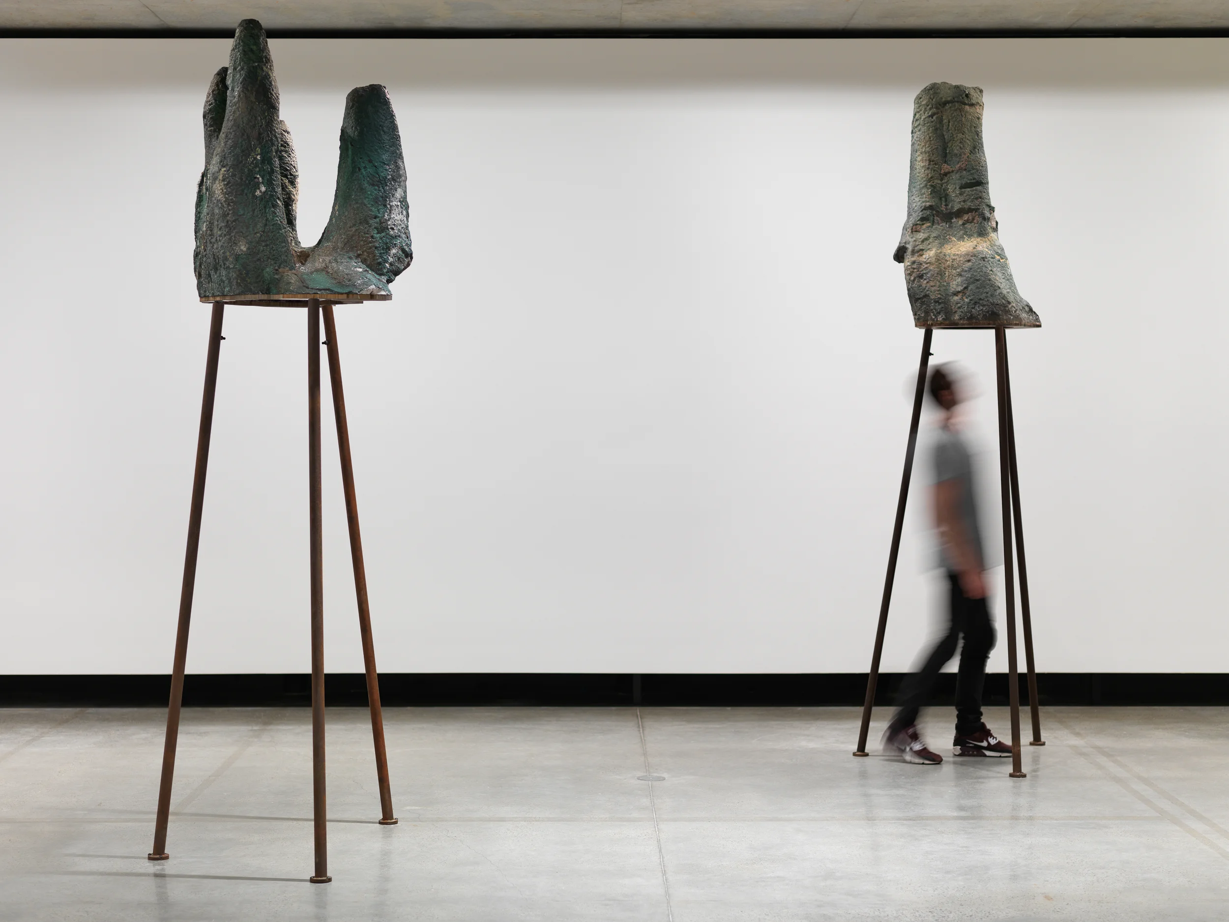 Left: Inner Sky, 2015 Iron, amethyst geode Right: Inner Sky, 1991 Iron, amethyst geode Marina Abramović (1946, Belgrade, Yugoslavia; lives and works in New York, NY, USA) INSTRUCTIONS FOR THE PUBLIC Stand under the Inner Sky. Close your eyes. Motionless. Depart. Duration: Limitless Courtesy of the Marina Abramović Archives and Sean Kelly Gallery, New York