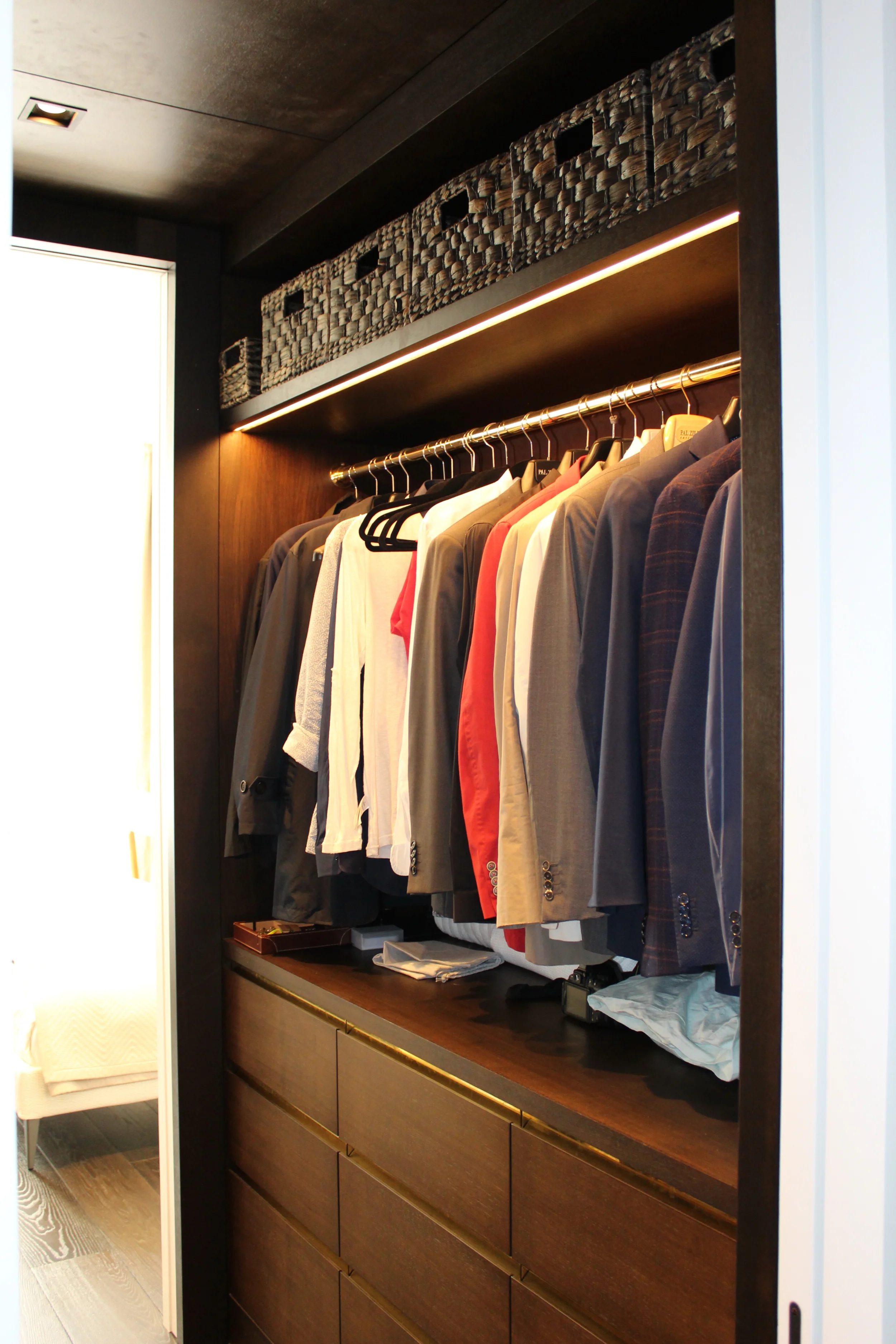 Walk-in wardrobe 2.JPG
