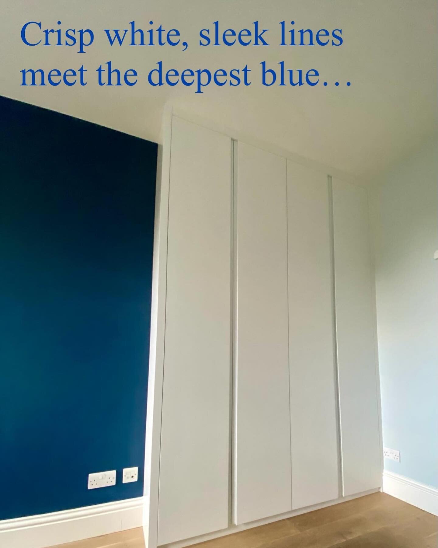 We can never take all the credit when a finished piece really clicks in a room. Especially when our fab customers make such beautiful colour choices! This room has ocean vibes with the combination of deep and pale blue and brilliant white. 🌊This bes