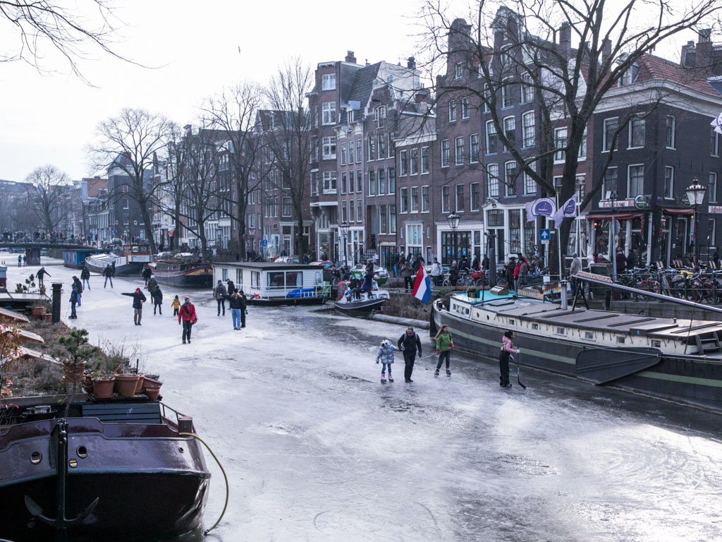 LilyWanderlust-Amsterdam-Frozen-Canals-9.jpg