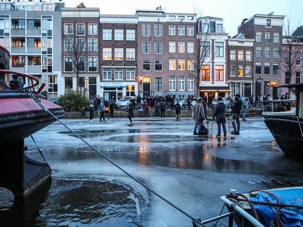 LilyWanderlust-Amsterdam-Frozen-Canals-31.jpg