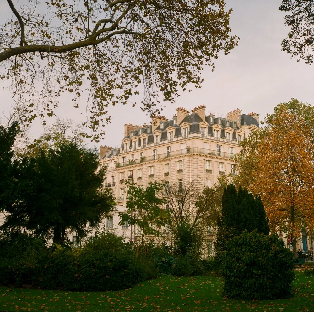 LilyWanderlust-Paris-Rolleiflex-Fuji-Pro400H-©LilyHeaton2024-3.jpg