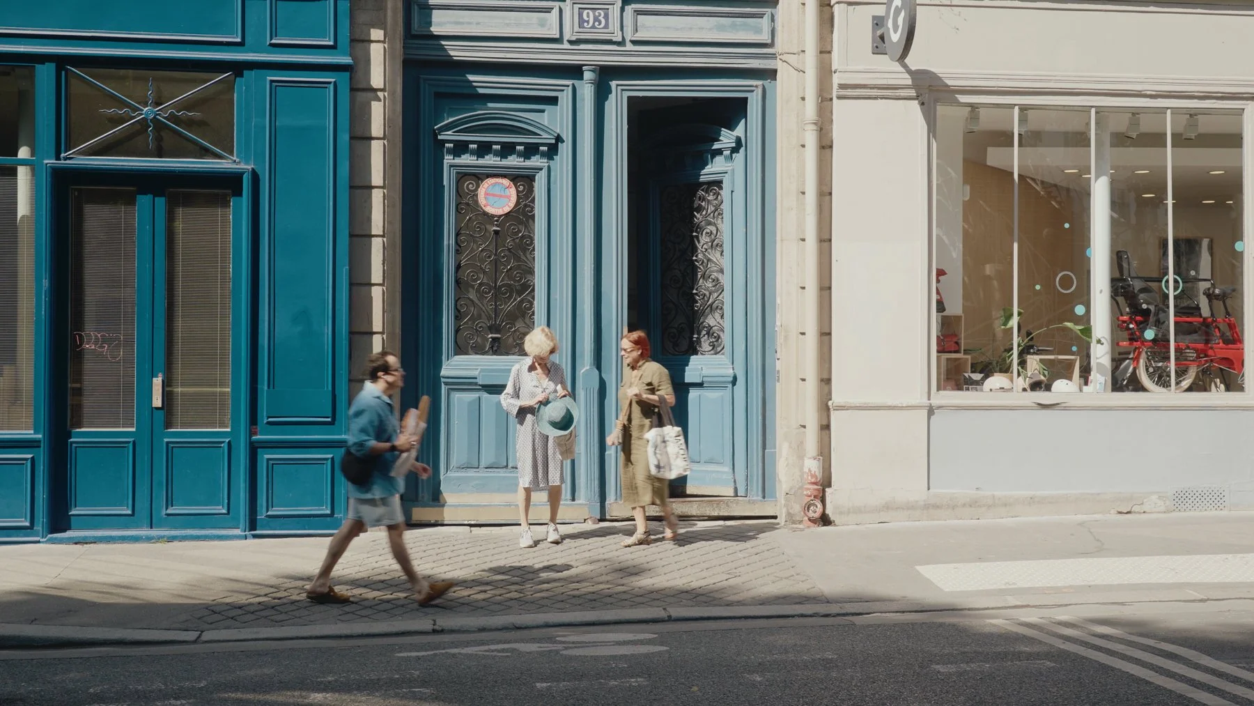 LilyWanderlust-Paris-Canal-Saint-Martin-Photowalk-©Lily Heaton 2025-15.jpg