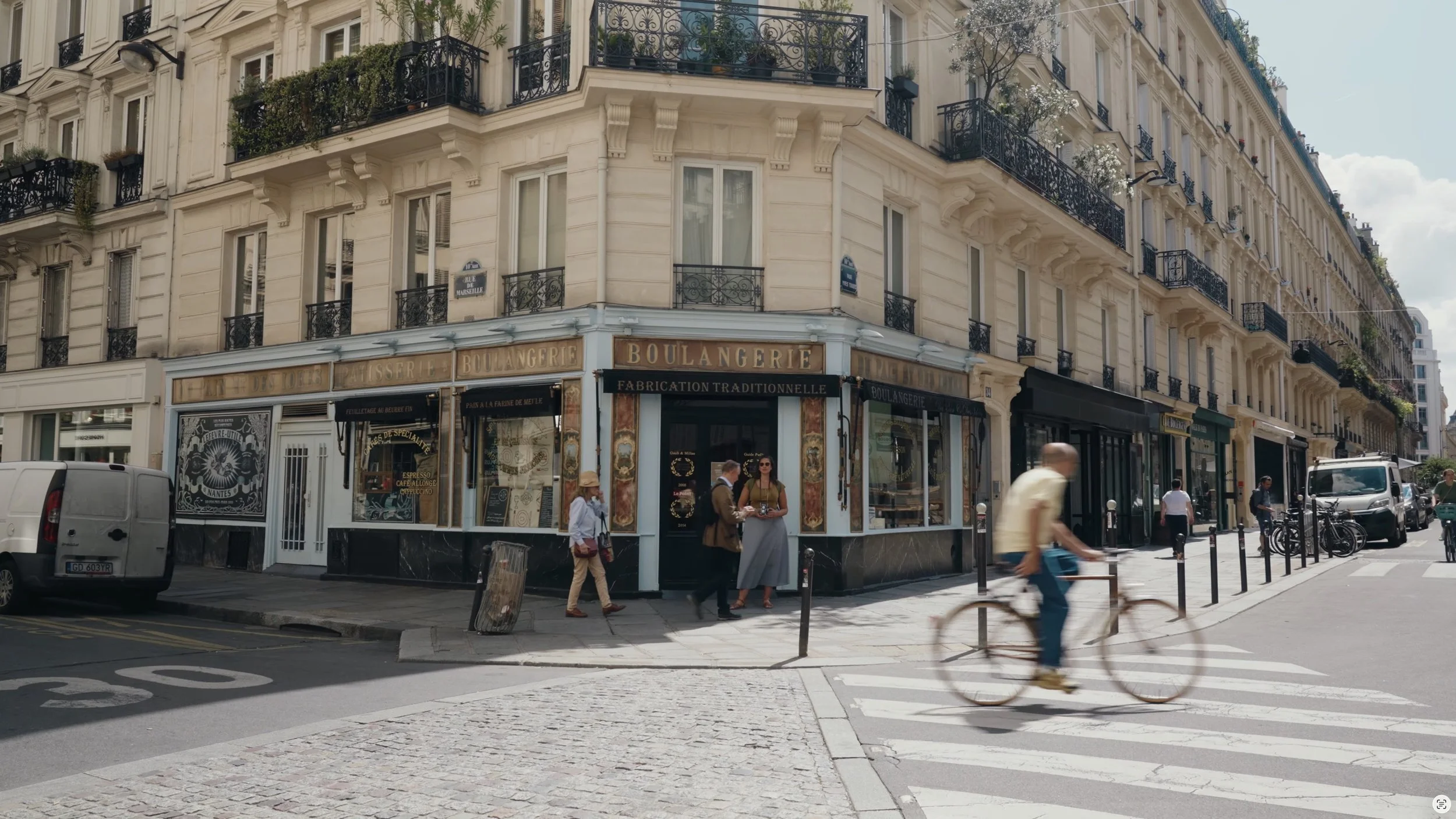 LilyWanderlust-Paris-Canal-Saint-Martin-Photowalk-©Lily Heaton 2025-16.jpeg