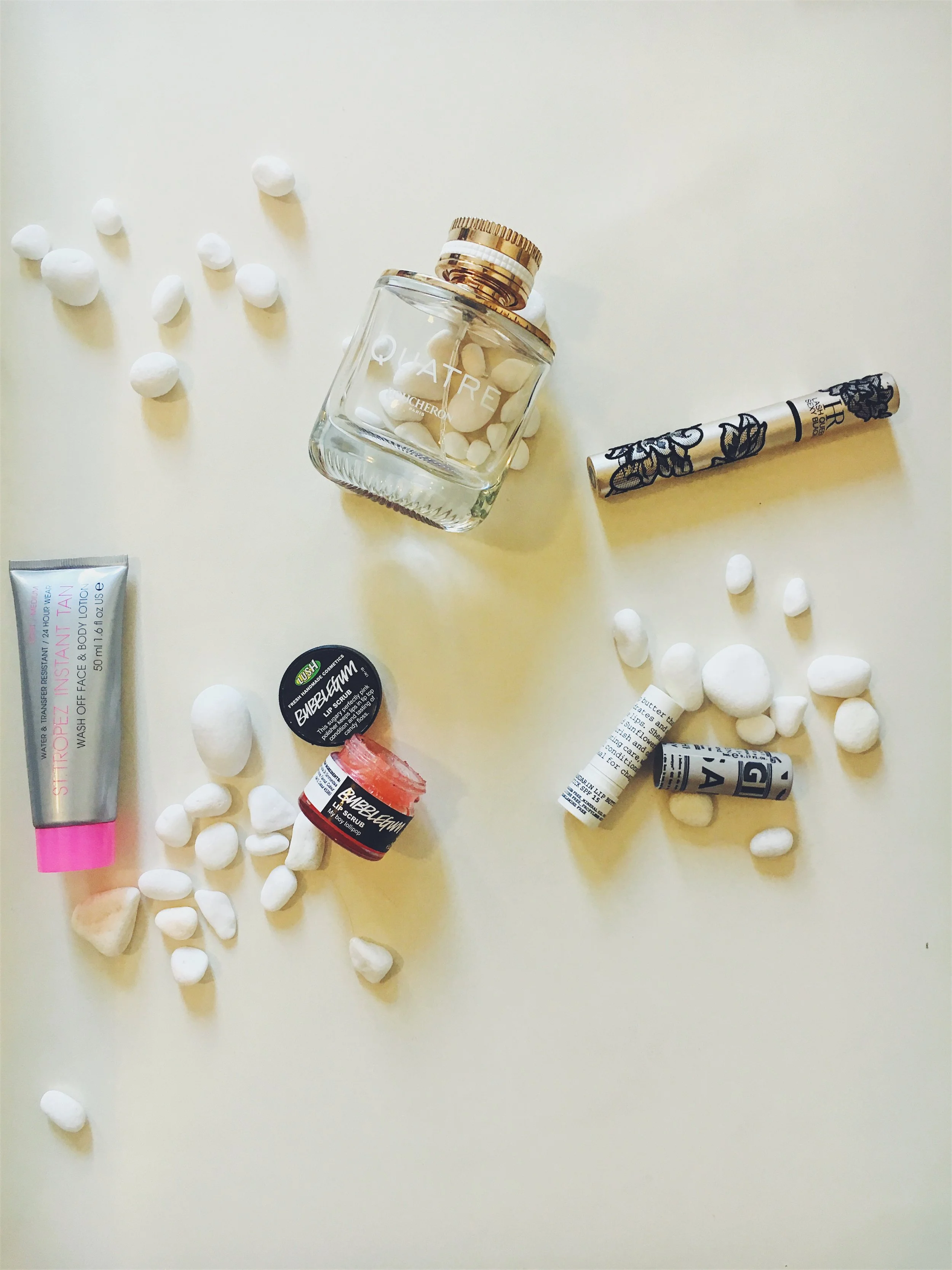 парфюм: Quatre, Boucheron (вече наполовина) спирала: Helena Rubinstein ексфолиант за устни: Bubble Gum, Lush балсам за устни с 15 SPF, Korres *ружът в розово-прасковен оттенък с лек блясък, който исках да ви покажа, счупих преди да стигне до снимката :)