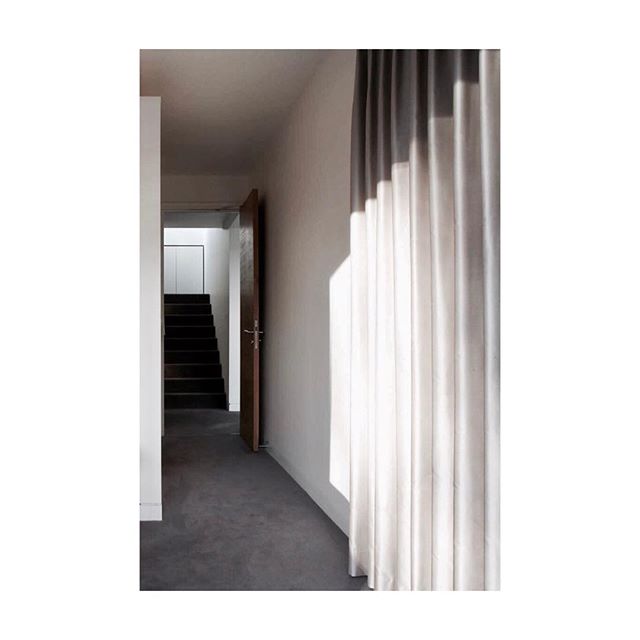 Floor to ceiling curtains add texture to this minimal space #curtains #texture #touch #cast