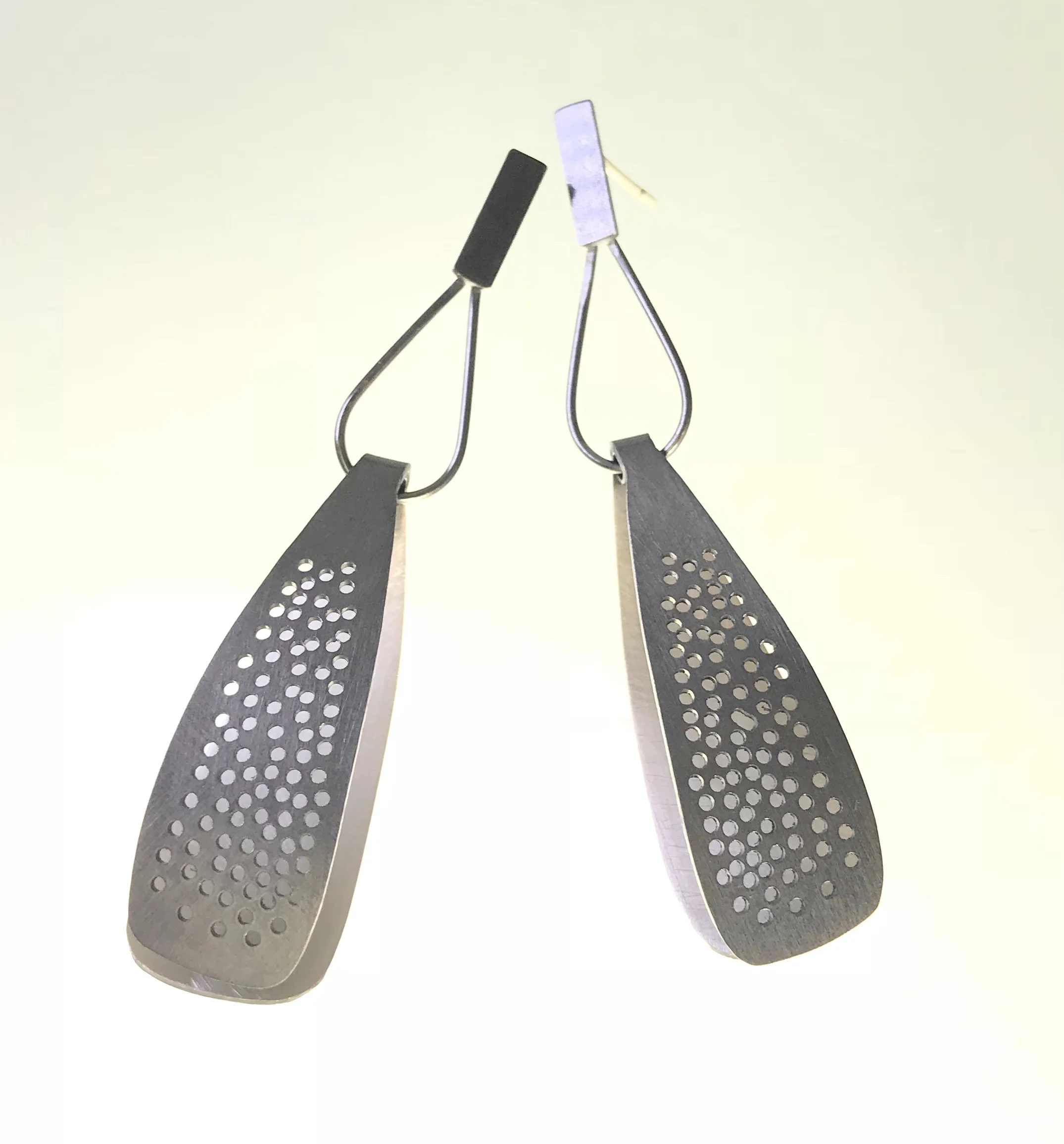 modleaflacegrey2.jpg