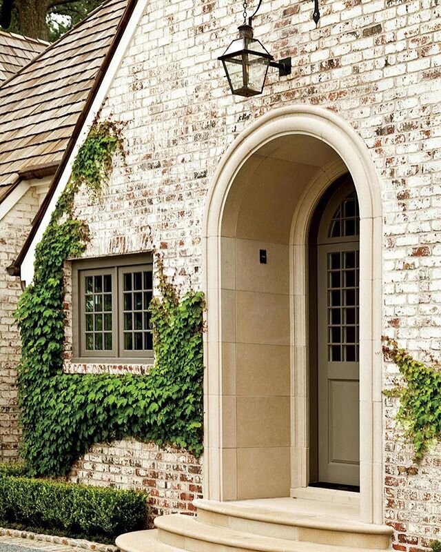 Donβt you guys just love this limewash on a Peter Block home in Atlanta? The better your brick and mortar look, the better it will look with a limewash. It can make ugly brick look ππΌππππ better, but we can only take you so far if you have ugly