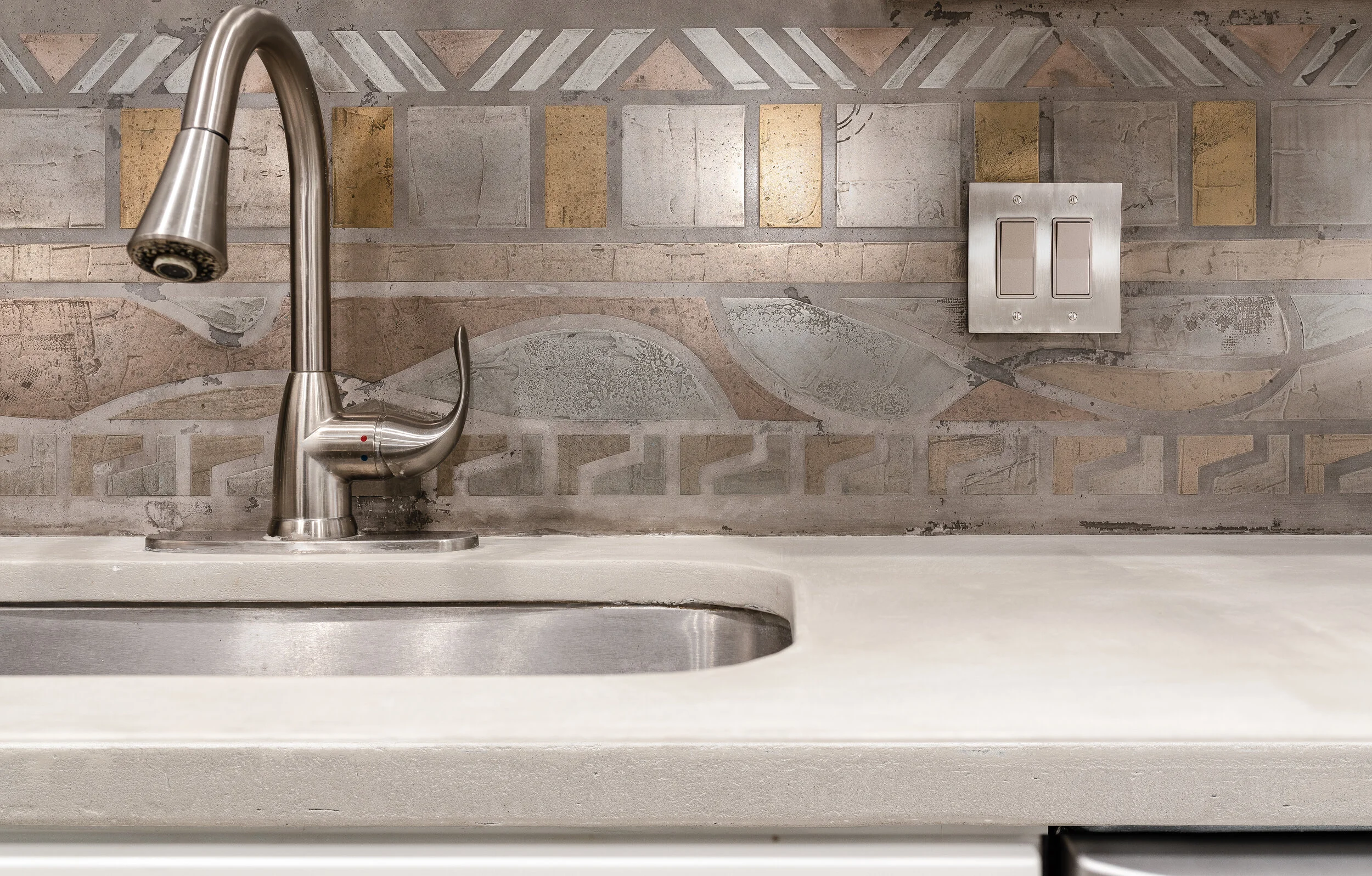 modern kitchen liquid metal backsplash and micro cement countertop 
