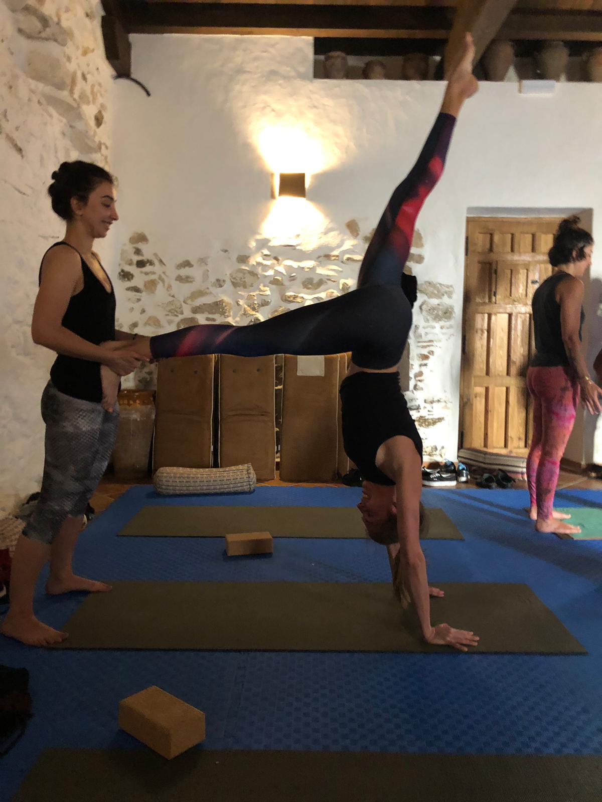 Handstand drills workshop 200h Yin Vinyasa Teacher training course Spain Jane Bakx Yoga