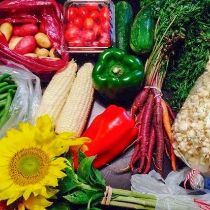 Jillian Manna Barton Good finds at the Charleston Farmers' Market. We love going on Saturday mornings for fresh veggies, fresh air, music and sunshine! #freshveggiesfordays #Charlestonfarmersmarket #livingabovethebar