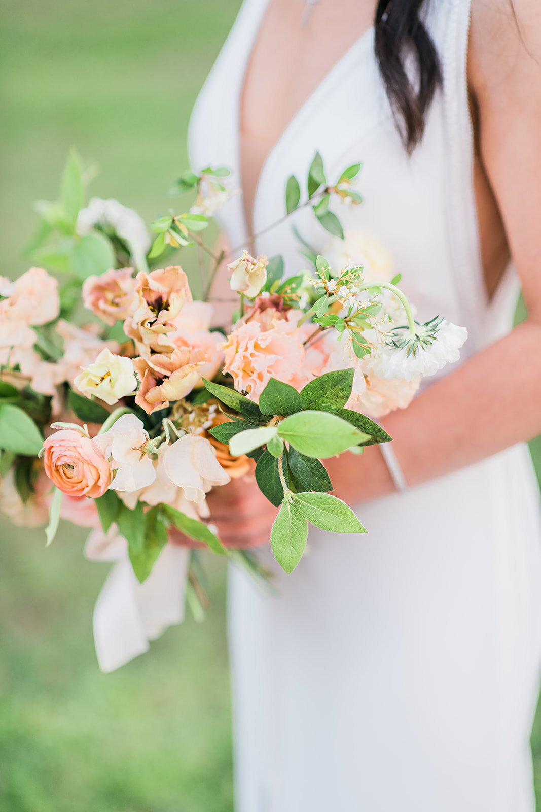 garden-style-peach-blush-ivory-bouquet-blush-floral-co-houston-texas-florist-kaiti-moyers-photography