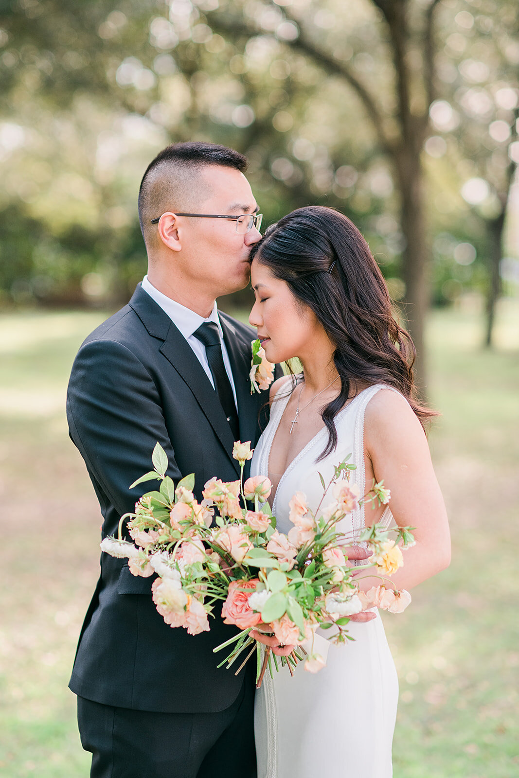bride-groom-garden-style-peach-blush-ivory-bouquet-blush-floral-co-houston-texas-florist-kaiti-moyers-photography