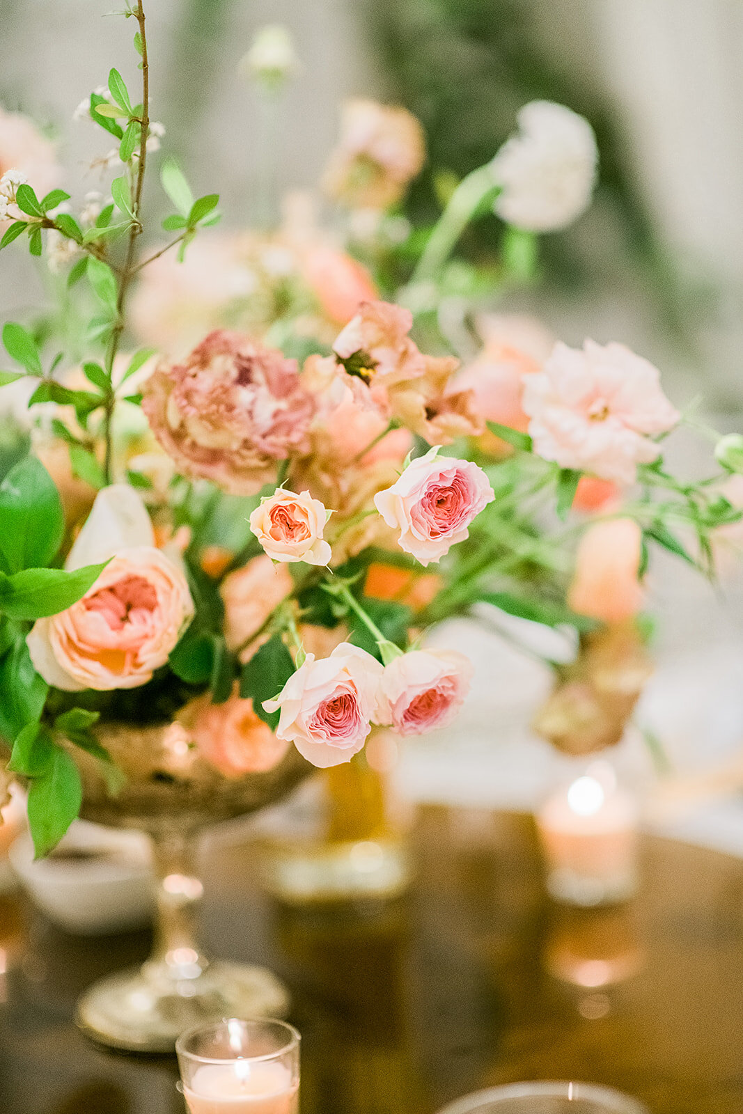 garden-style-peach-blush-ivory-centerpiece-blush-floral-co-houston-texas-florist-kaiti-moyers-photography