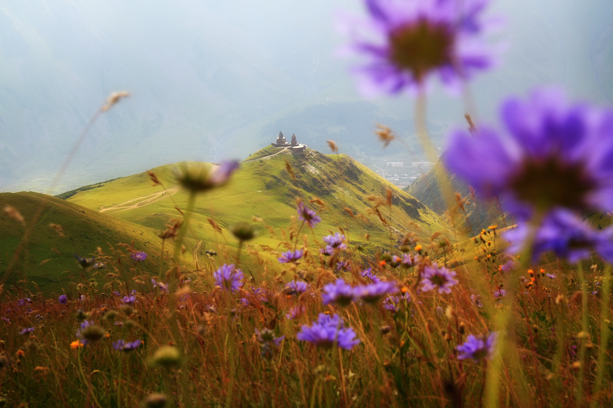 GE Gergeti church in Kazbegi Beautiful landscape in Caucasian Mountains_137575328.jpg