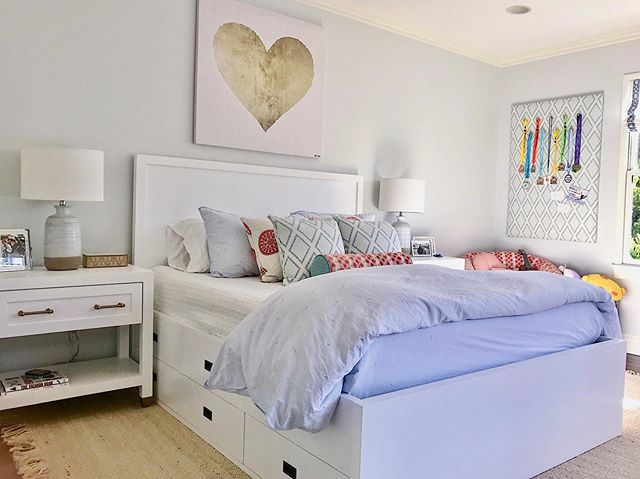 Customized this room for the 11 year old girl who lives in it! Really happy to wrap this one up for her!! 💫