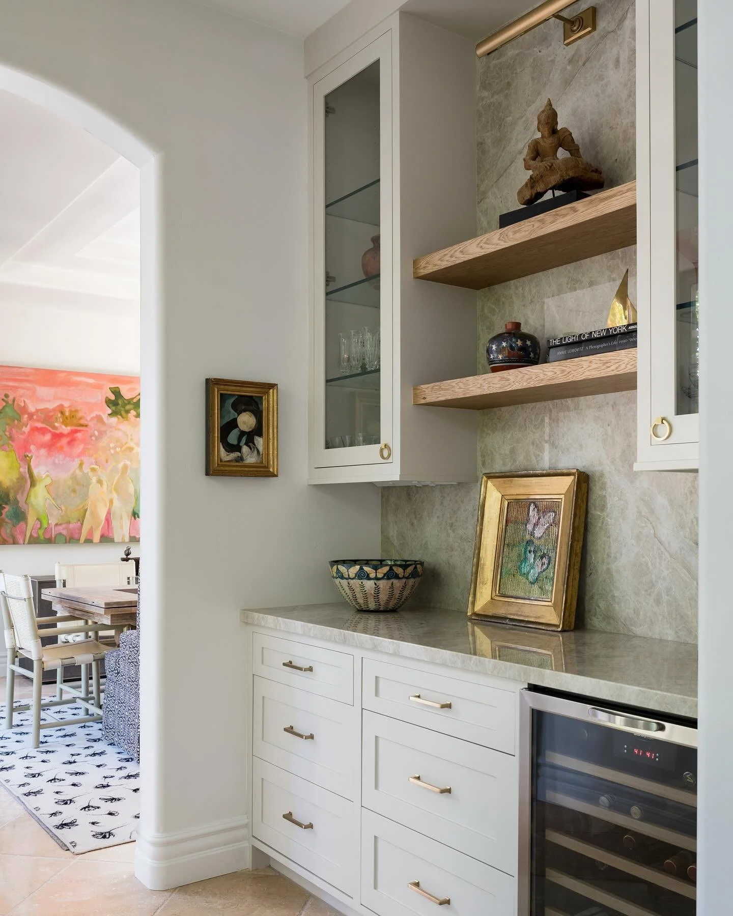 Hosting made easier thanks to this pretty bar area 🥂🎁