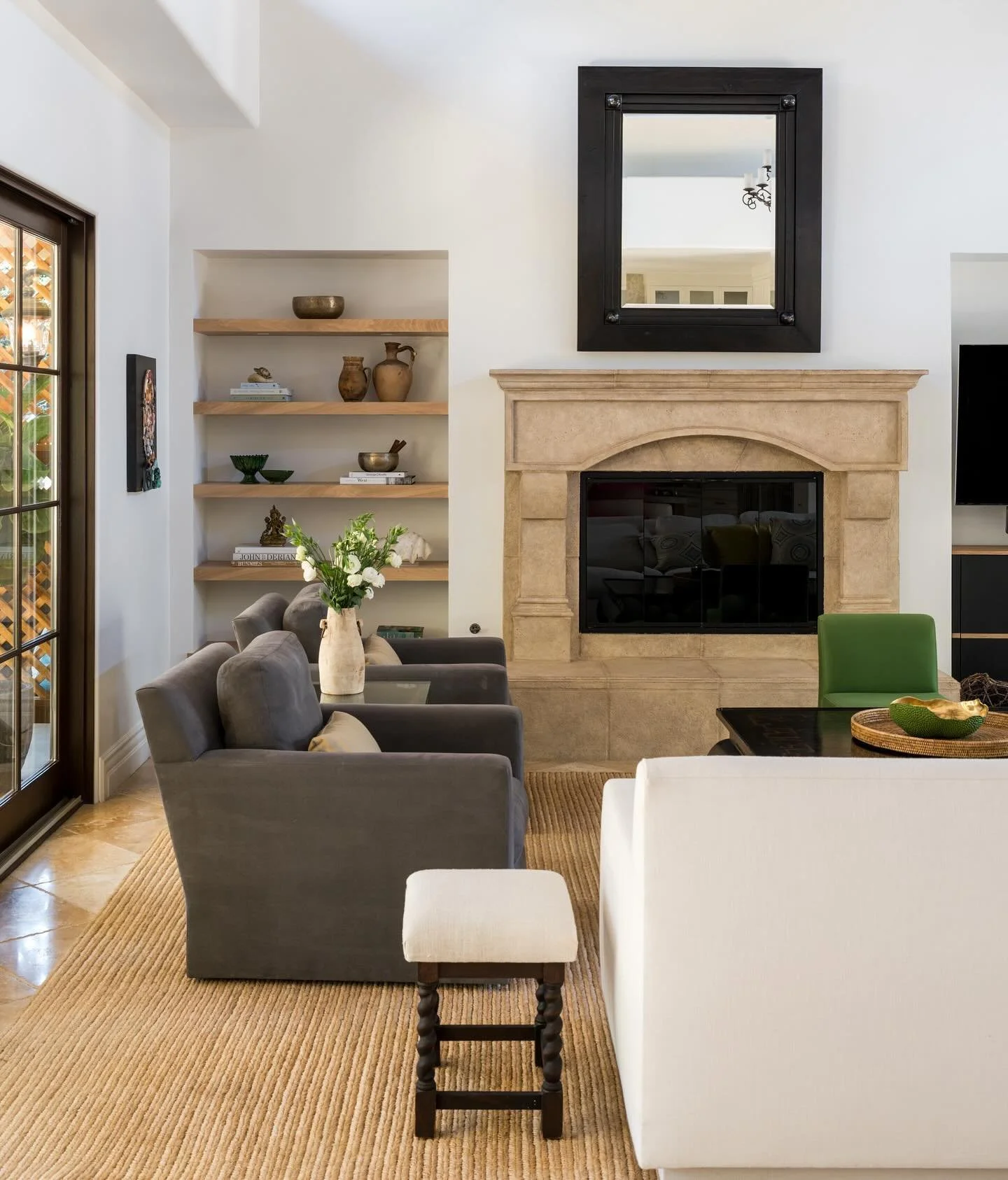 This stone fireplace was too gold and it just didn&rsquo;t look great, so we changed the tone and now it is perfect! 🤍
📸: @charlotteleaphotography