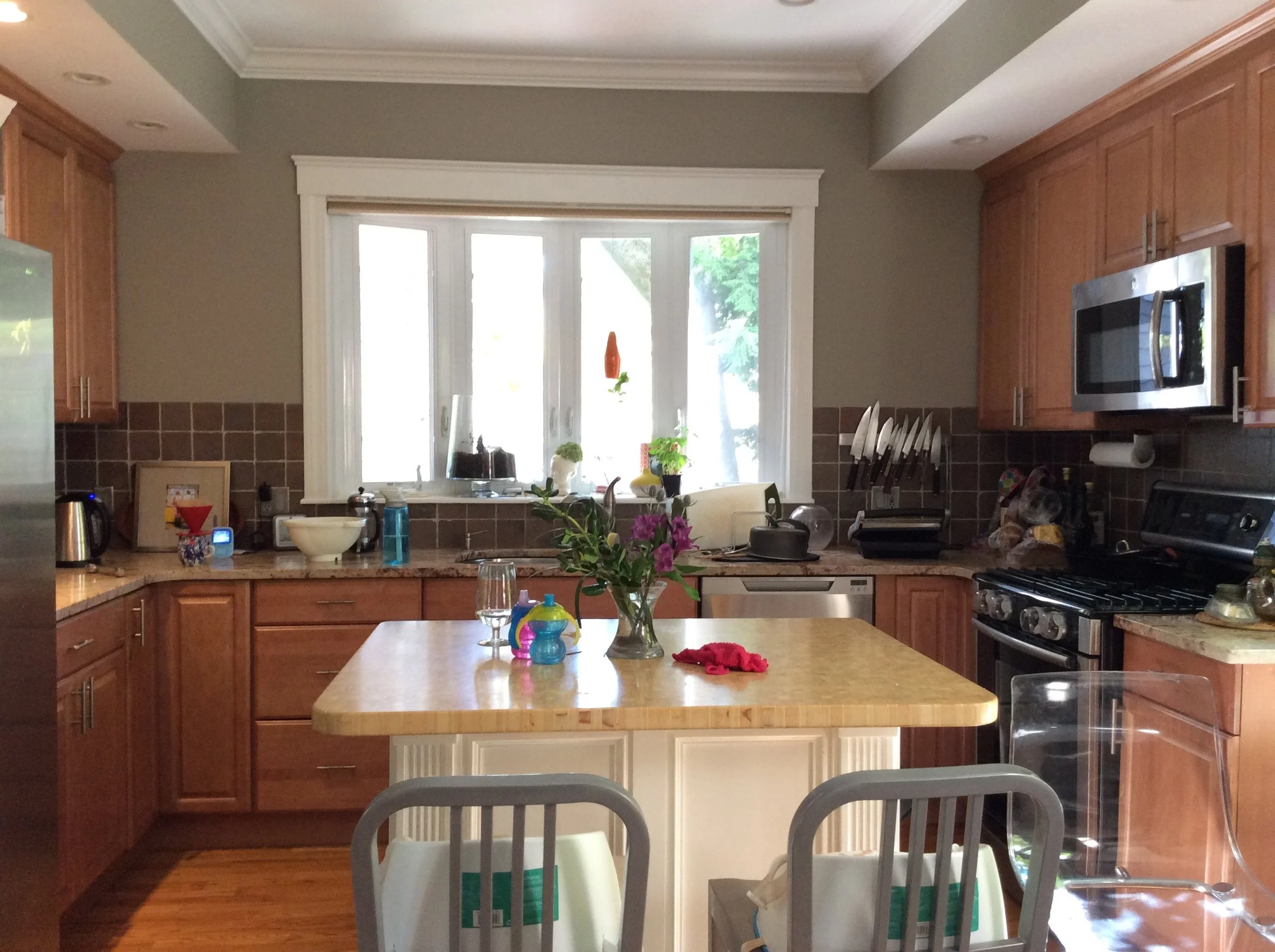 Bright Small Kitchen that seats four +