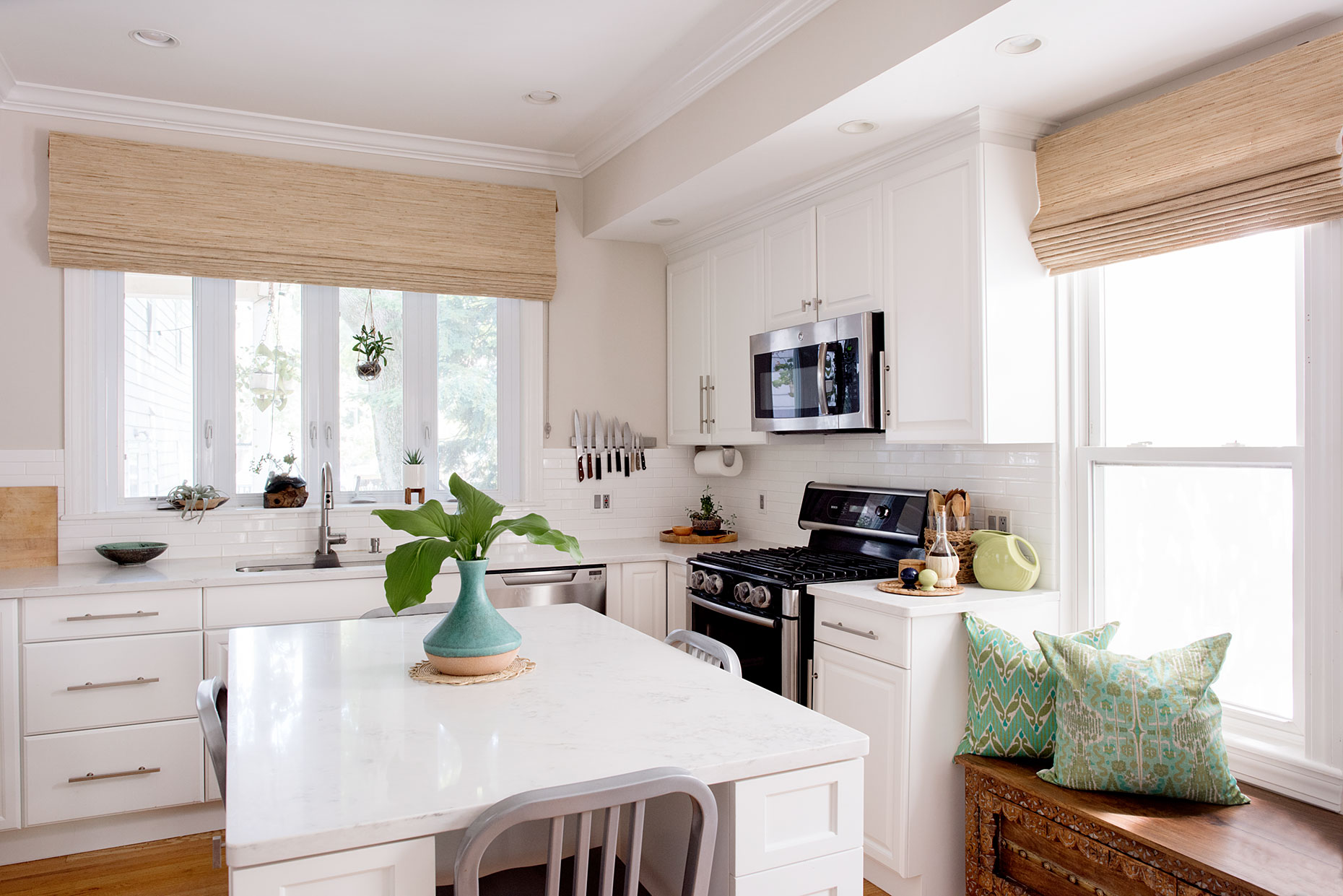 Bright Small Kitchen that seats four +