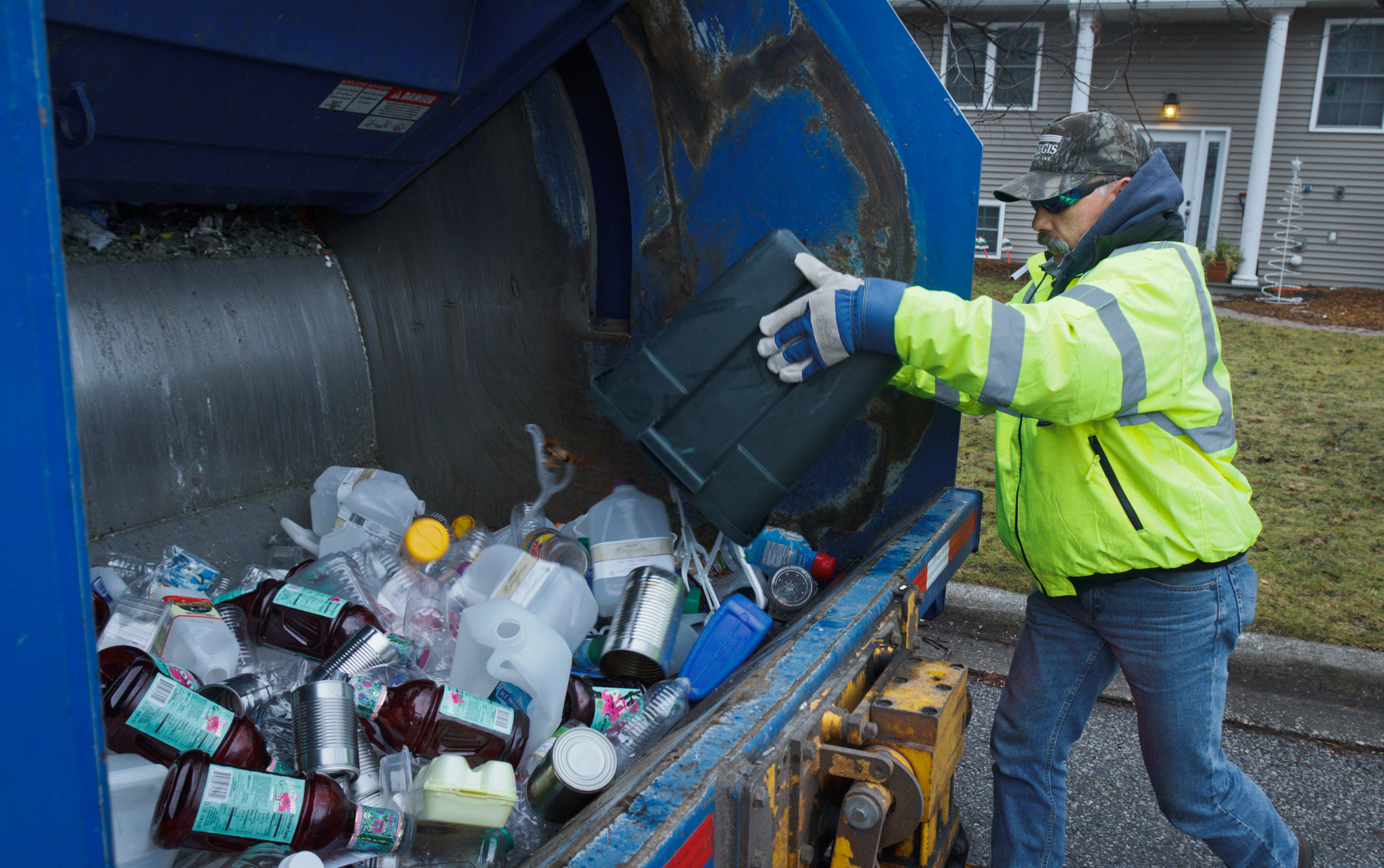 Обезвреживание отходов происходит. Переработка промышленных отходов. Утилизация твердых бытовых отходов. Утилизация производственных отходов.