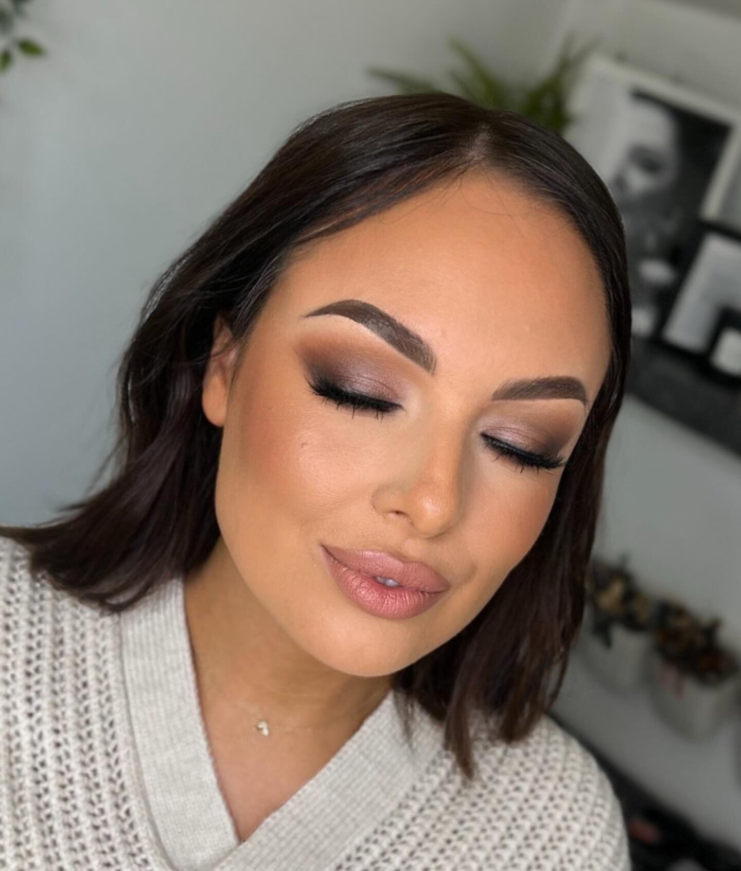 Always a pleasure to see this one @viccivalentine over the weekend 💖

SKINCARE ✨
@pixibeauty glow tonic
@bobbibrownuk face base
@maccosmetics studio fix plus spray 

BASE✨
@narsissist light reflecting (for glow) mixed with @esteelauderuk double wear