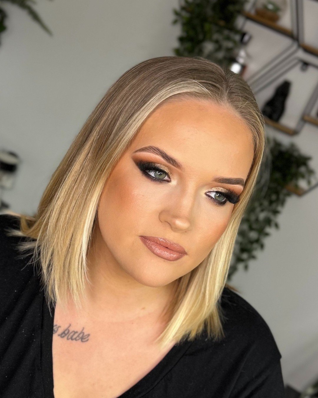 Another one from the weekend! Does a bronze / gold eyemakeup ever get old&hellip; I don&rsquo;t think so! It will always have my heart 💛🧡

DM to learn more about booking your makeup service and secure your appointment today! 🙋🏼&zwj;♀️

Products l