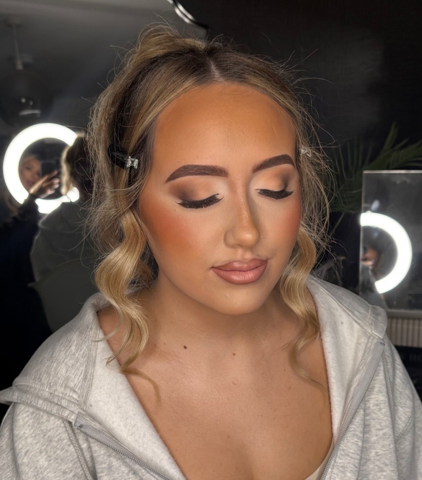 Xmas wedding guest glam for Ellie 💫
Velvet matte textures, with a touch of gloss. 

Shop the look, with discount codes:
💄 @lookfantastic LFTFVICTORIAF
✨ @sephorauk VICTORIAFSPH 

❤️Products used:
❤️Skin:
@esteelauder double wear foundation 

❤️Conc