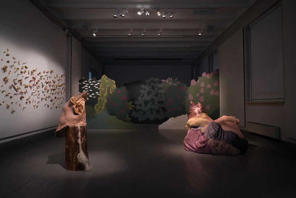  Hildring (2018) av Sunniva Nilsen i bakgrunnen med Soon it's all gone (2018), The Tales (2018) og Together we travel (2018) av Siri Mari Vitalis Larsen i forgrunnen. Foto: Siri Mari Vitalis Larsen 