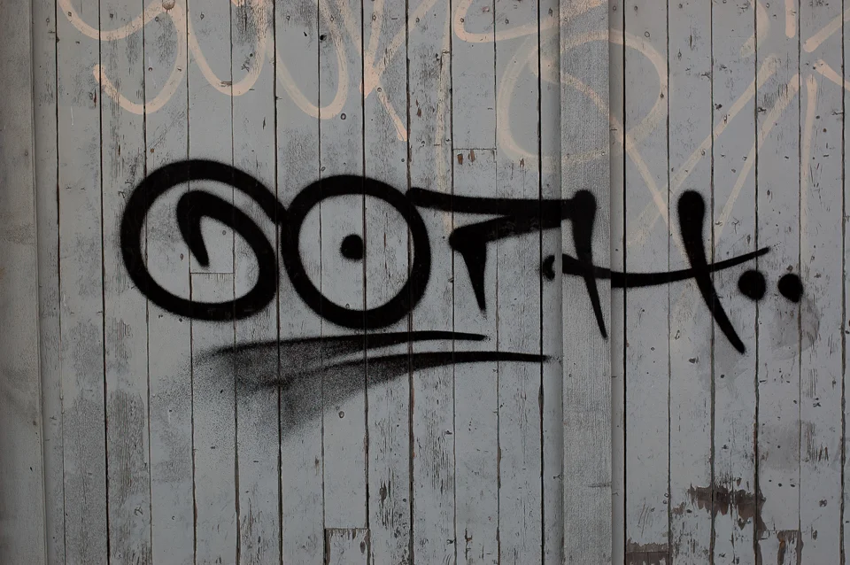 Sprittusj og spraymaling i midnattsol