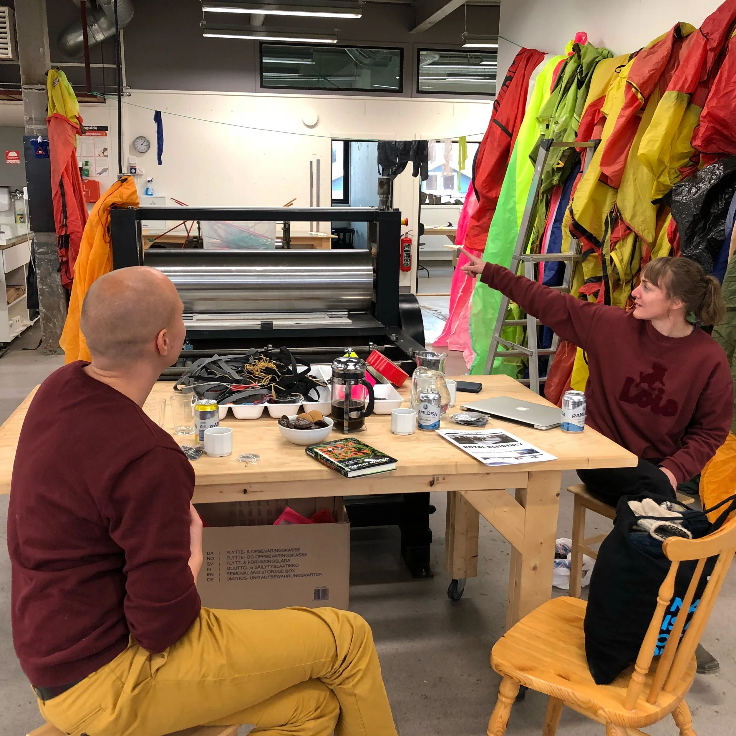  Direktør Eli Skatvedt og koordinator Didrik Paulsen på verkstedet til Artica. Foto: Hilde Sørstrøm 