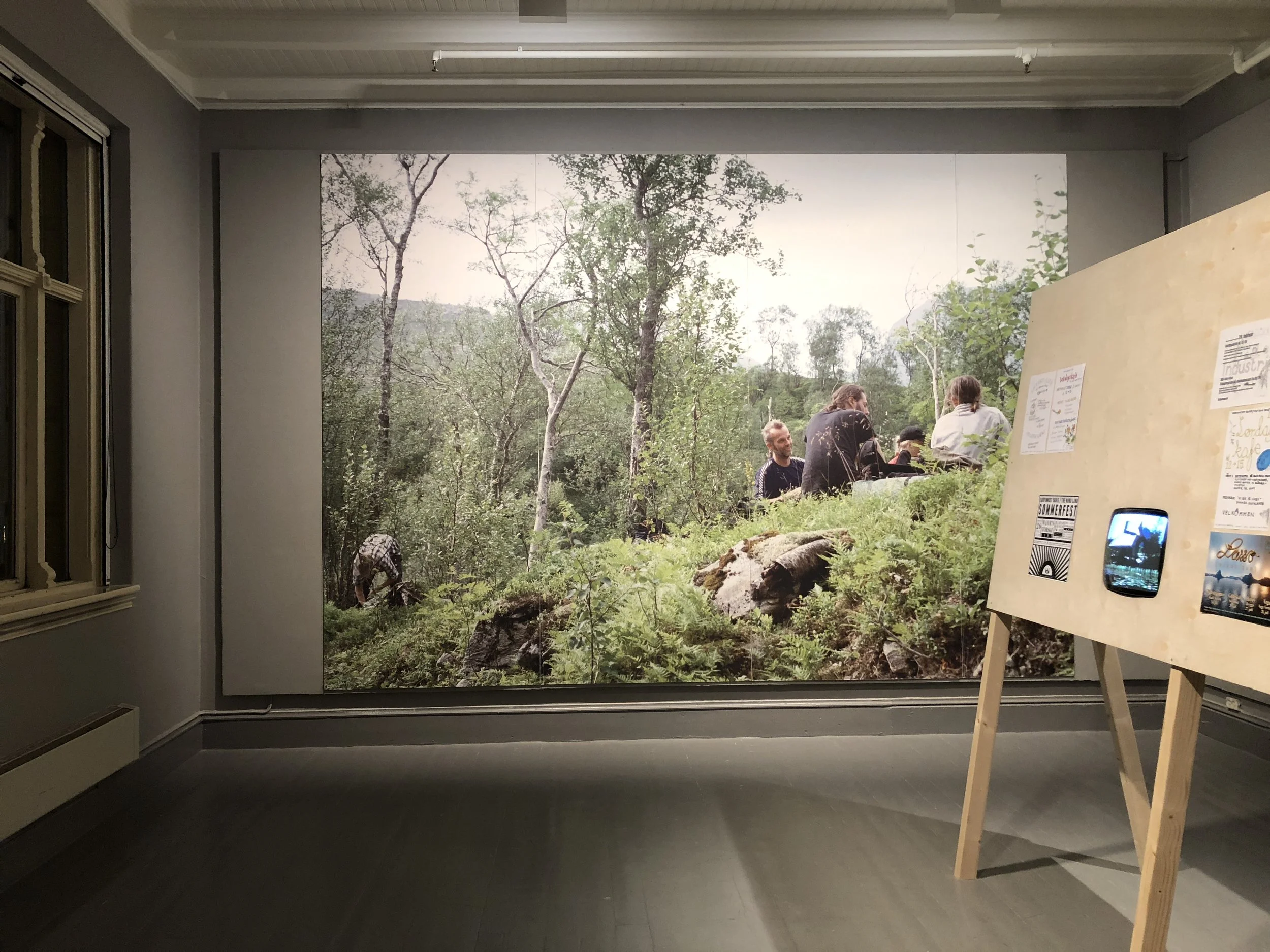  Dokumentasjon av prosjektet  Sørfinnset Skole / The Nord Land (pågående)  av Søssa Jørgensen og Geir Tore Holm. Foto: Hilde Sørstrøm 