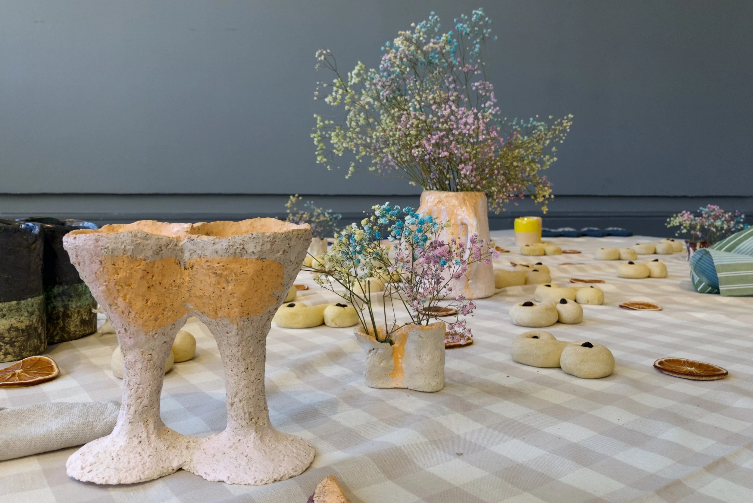 Aasta Marie Tutavae Iversen: Share (2019). Textile, ceramic, papier-mâché, food. Photo: Hilde Sørstrøm