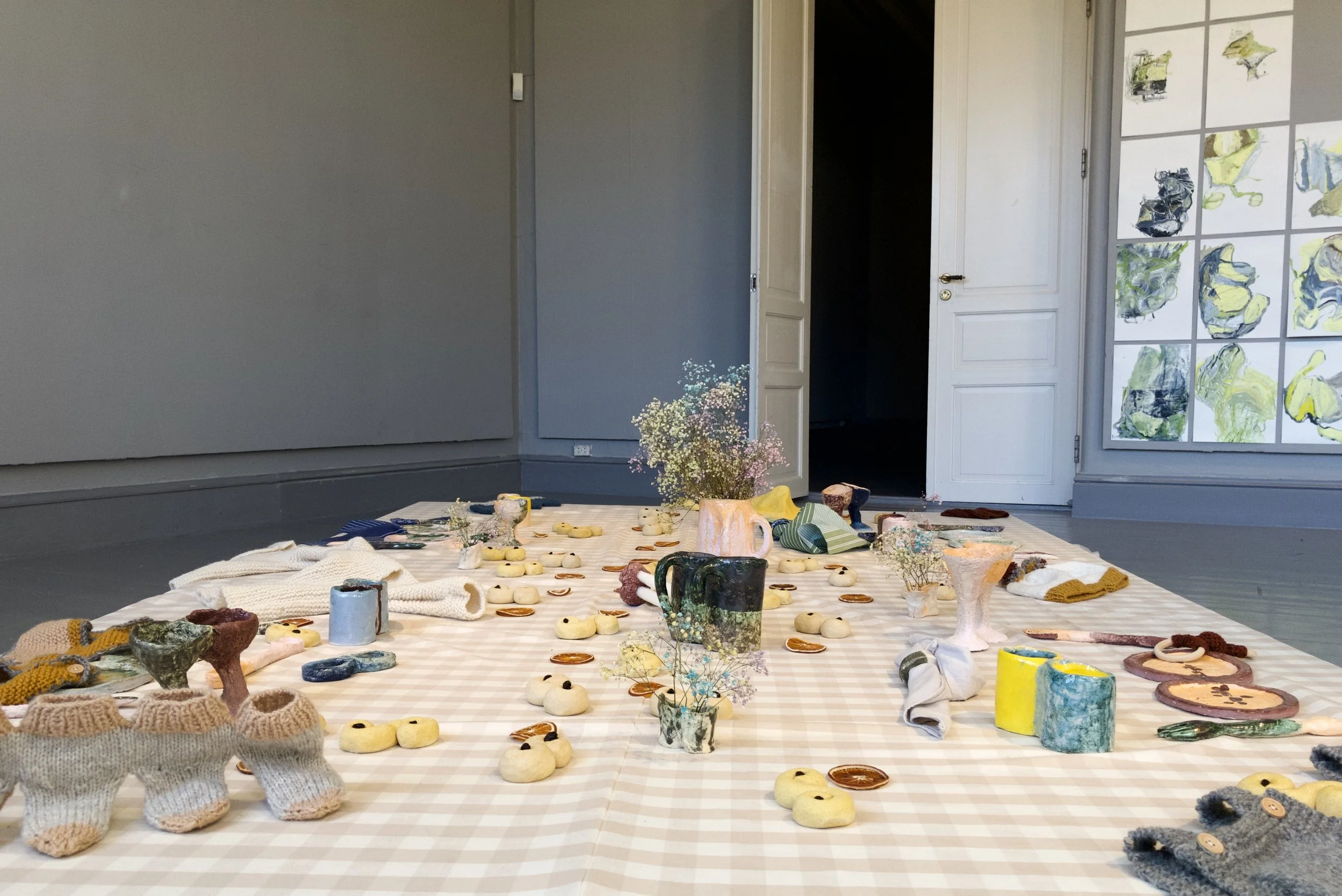 Aasta Marie Tutavae Iversen: Share (2019). Textile, ceramic, papier-mâché, food. Photo: Hilde Sørstrøm