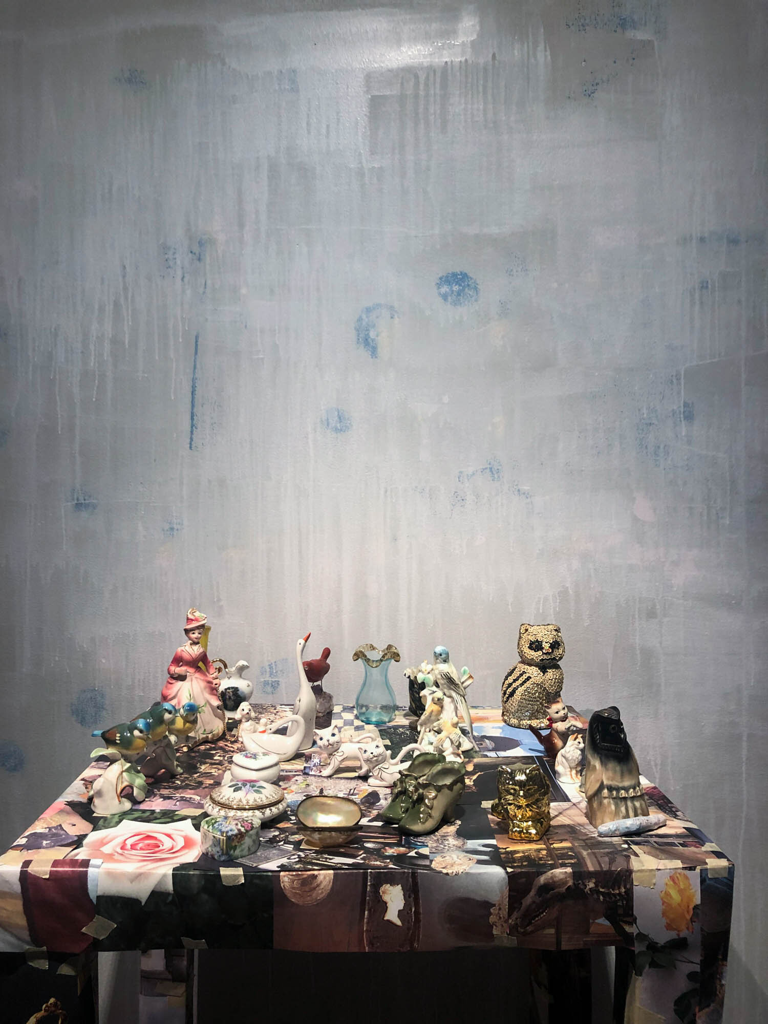 – – – – – – – – – – (2019) Installasjon med funne objekter av Tricia Middleton. Foto: Hilde Sørstrøm 