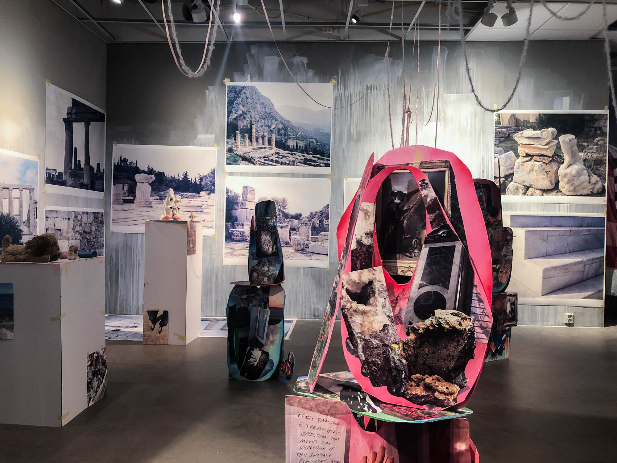  – – – – – – – – – – (2019) Installasjon med funne objekter av Tricia Middleton. Foto: Hilde Sørstrøm 