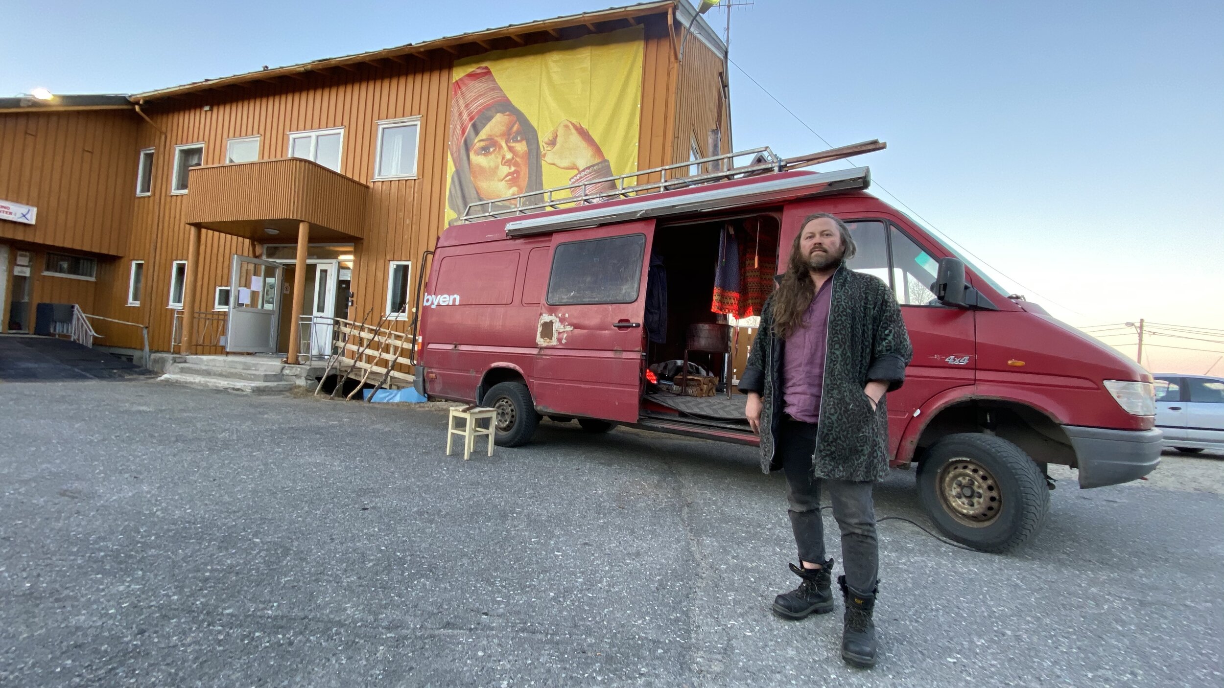  Joar Nango er festspillkunstner for Festspillene i Bergen. Her står han foran sin Mercedes Sprinter. Varebilen som har fulgt kunstneren i flere år fungerer som tv-studio under innspillingen av Post-Capitalist Architecture TV. Foto: Ken Are Bongo 