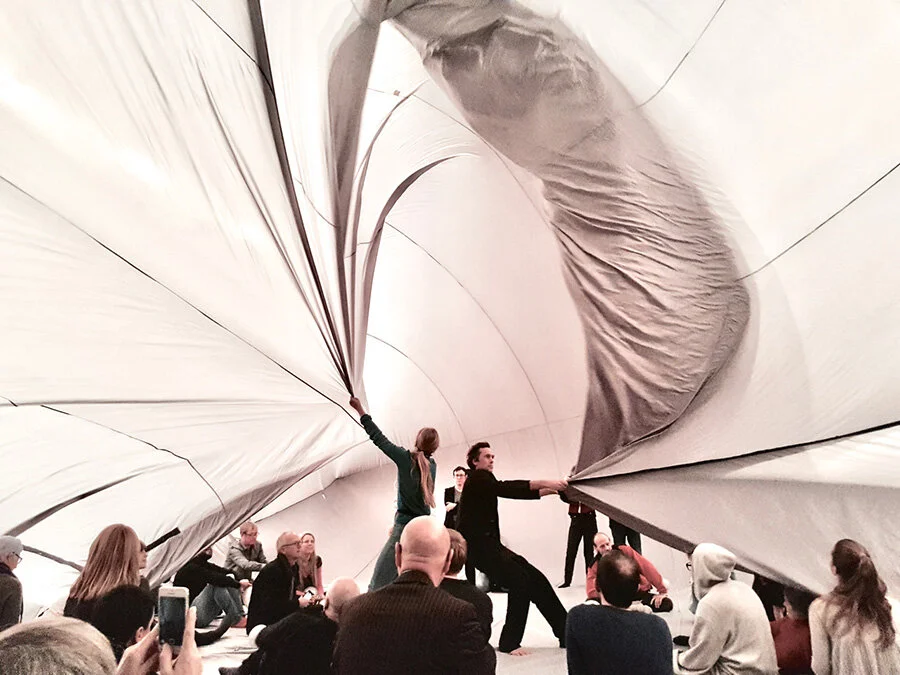  Exhale/Pust. A collaboration between Lawrence Malstaf installation, light and performance), Per Martinsen (music and performance), Liv Hanne Haugen (dance, song and text), Vibeke Thorp (text), Margunn Kilde (artistic advice) Anne Katrine Haugen (pro